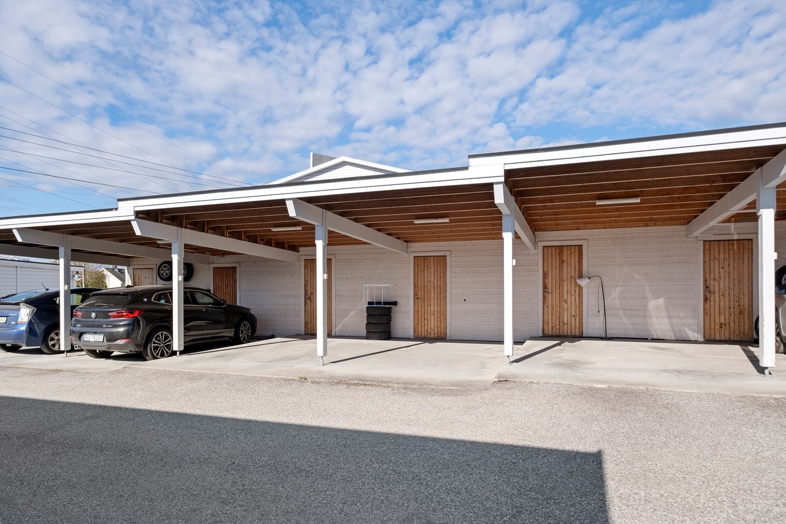 Leiligheten har parkering i carport, med tilhørende redskapsbod i bakkant. Galleribilde