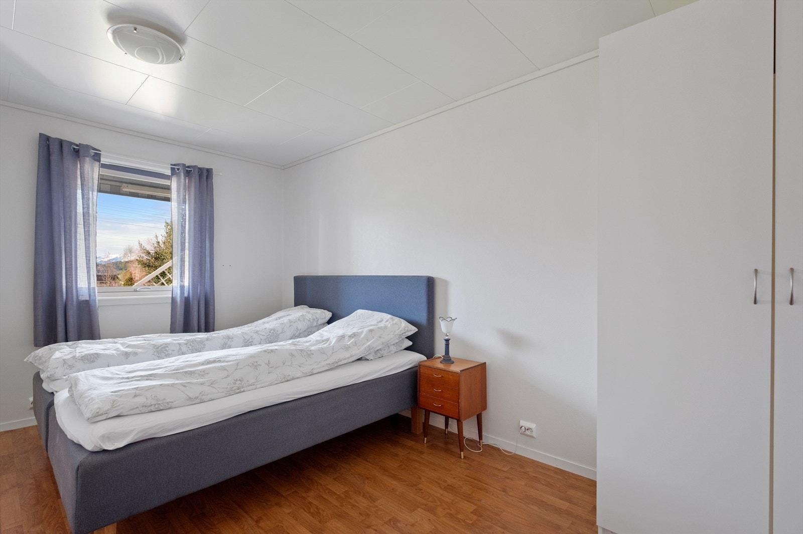 Hovedsoverom med god plass til dobbeltseng og garderobeskap. Galleribilde