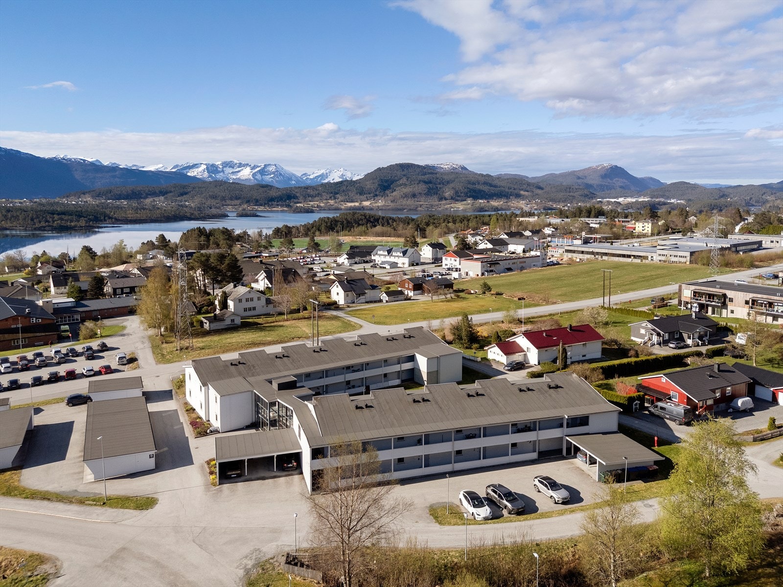 Eiendommen ligger i et rolig boligområde med kort vei til blant annet dagligvarebutikk, lege og frisør. Galleribilde