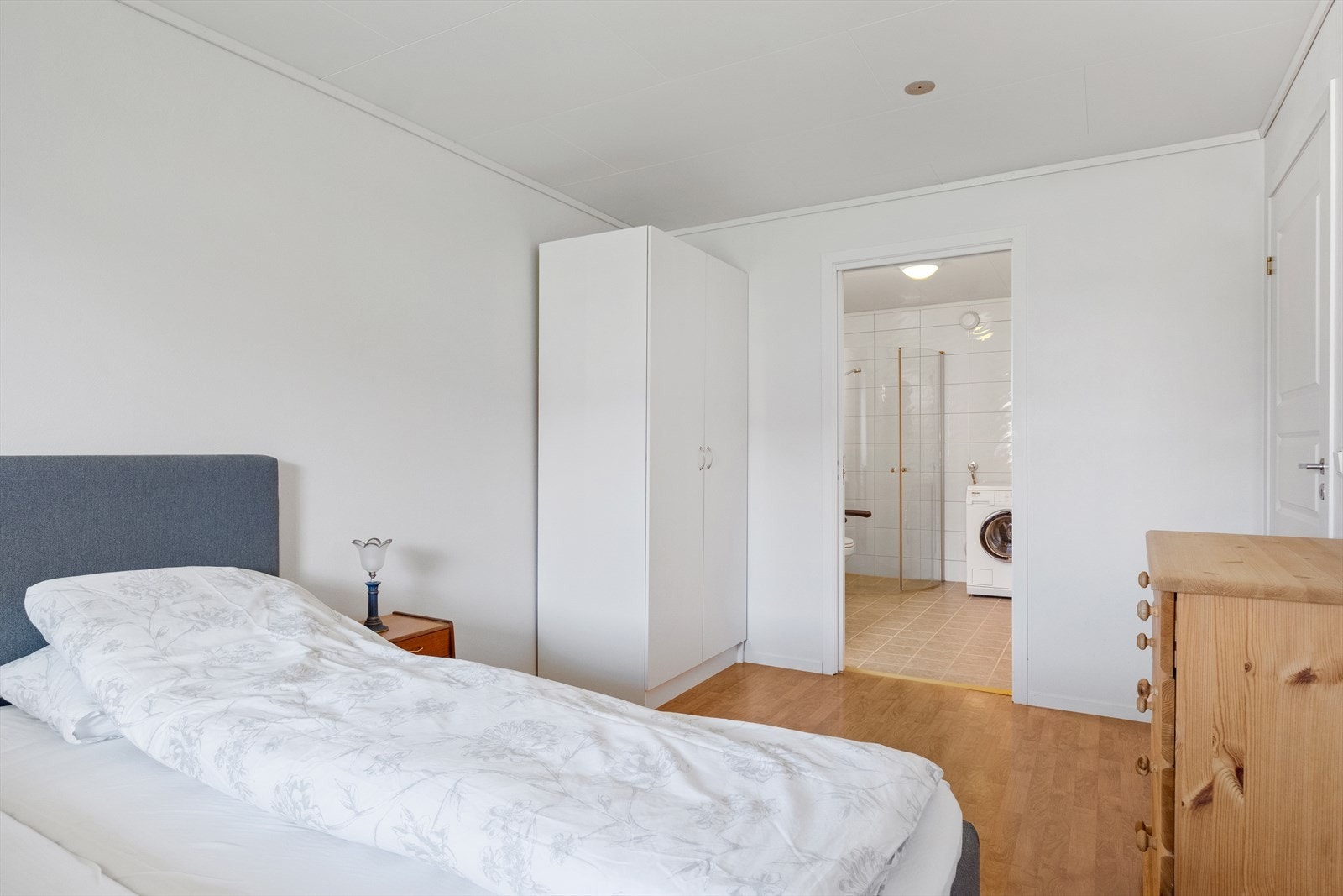 Det er også direkte adkomst fra hovedsoverom til badet. Galleribilde
