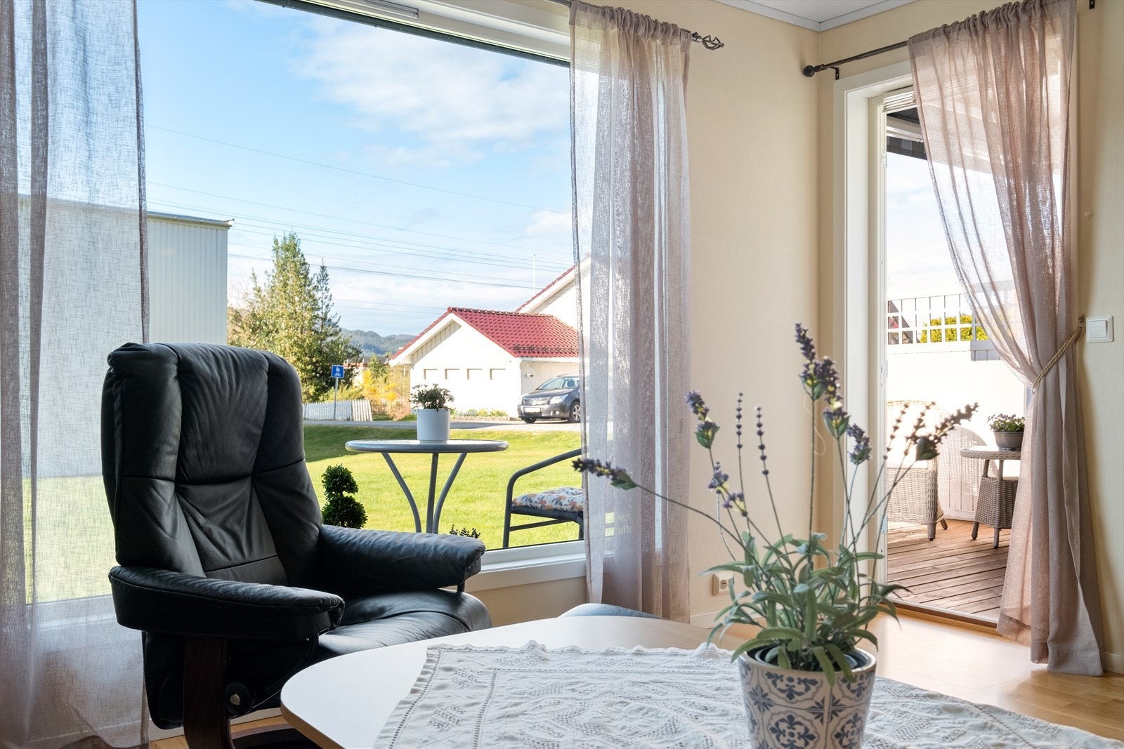 Utgang fra stue til terrasse. Galleribilde