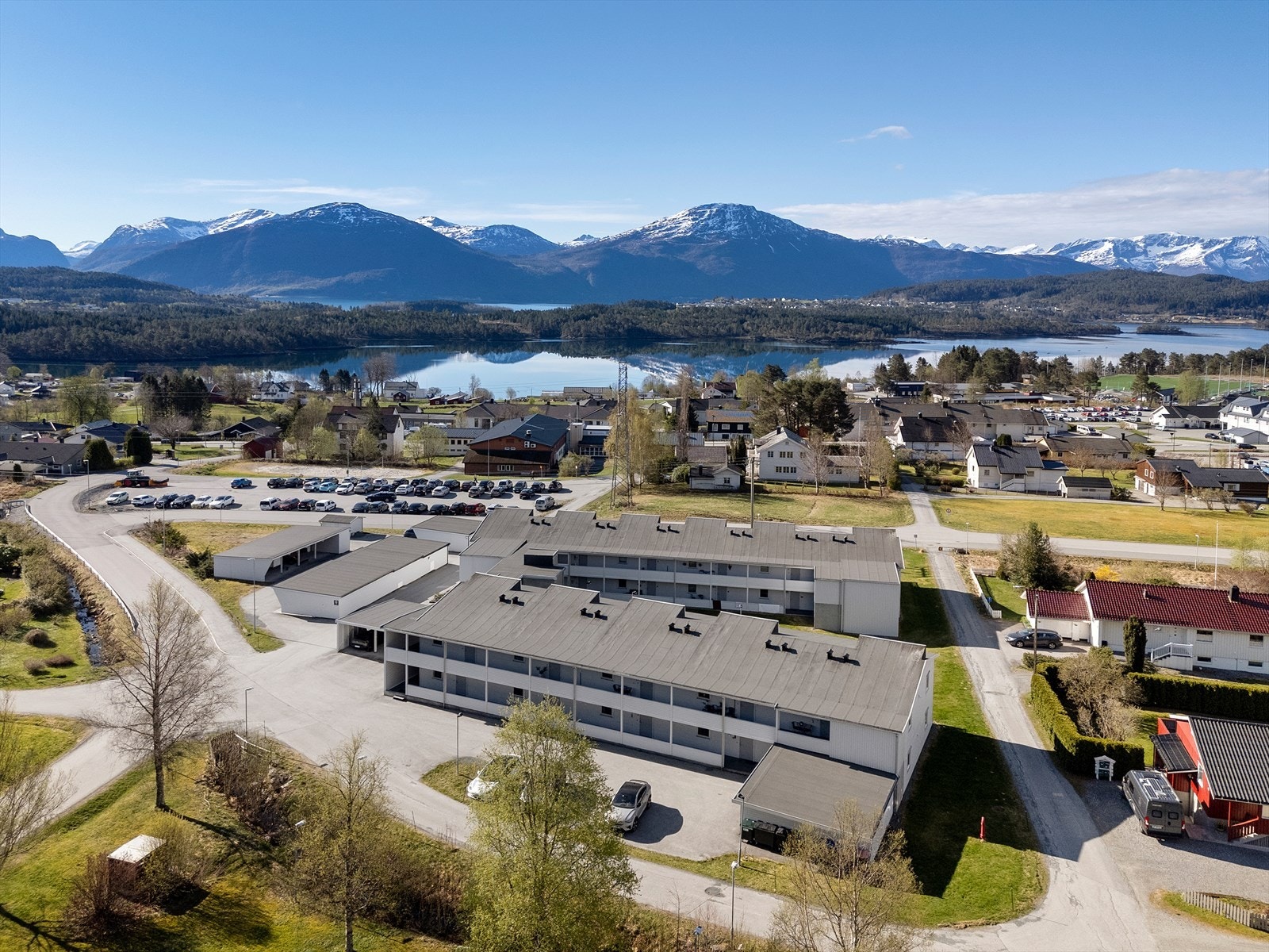 En romslig og velholdt 3-roms leilighet med sentral beliggenhet og trappefri adkomst. Galleribilde