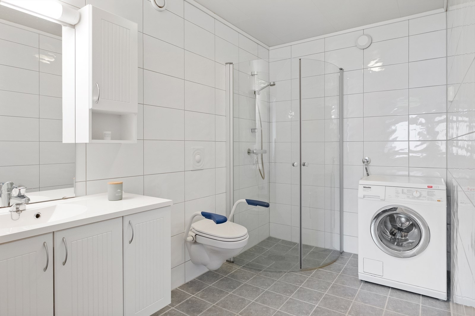 Lyst helfliset bad med varmekabler i gulv. Galleribilde