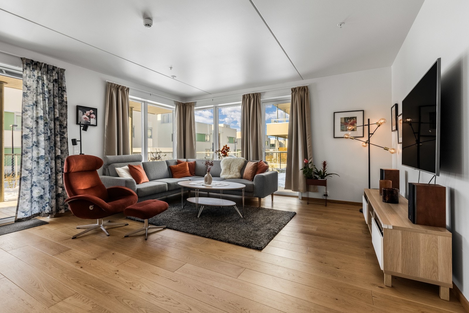 Her er det naturlig plass til både sofagruppe og spisebord, uten at rommet mister sin luftige følelse. Parkettgulv og vannbåren gulvvarme gir en lun og komfortabel ramme, perfekt for både hverdagsliv og hyggelige sammenkomster. Galleribilde