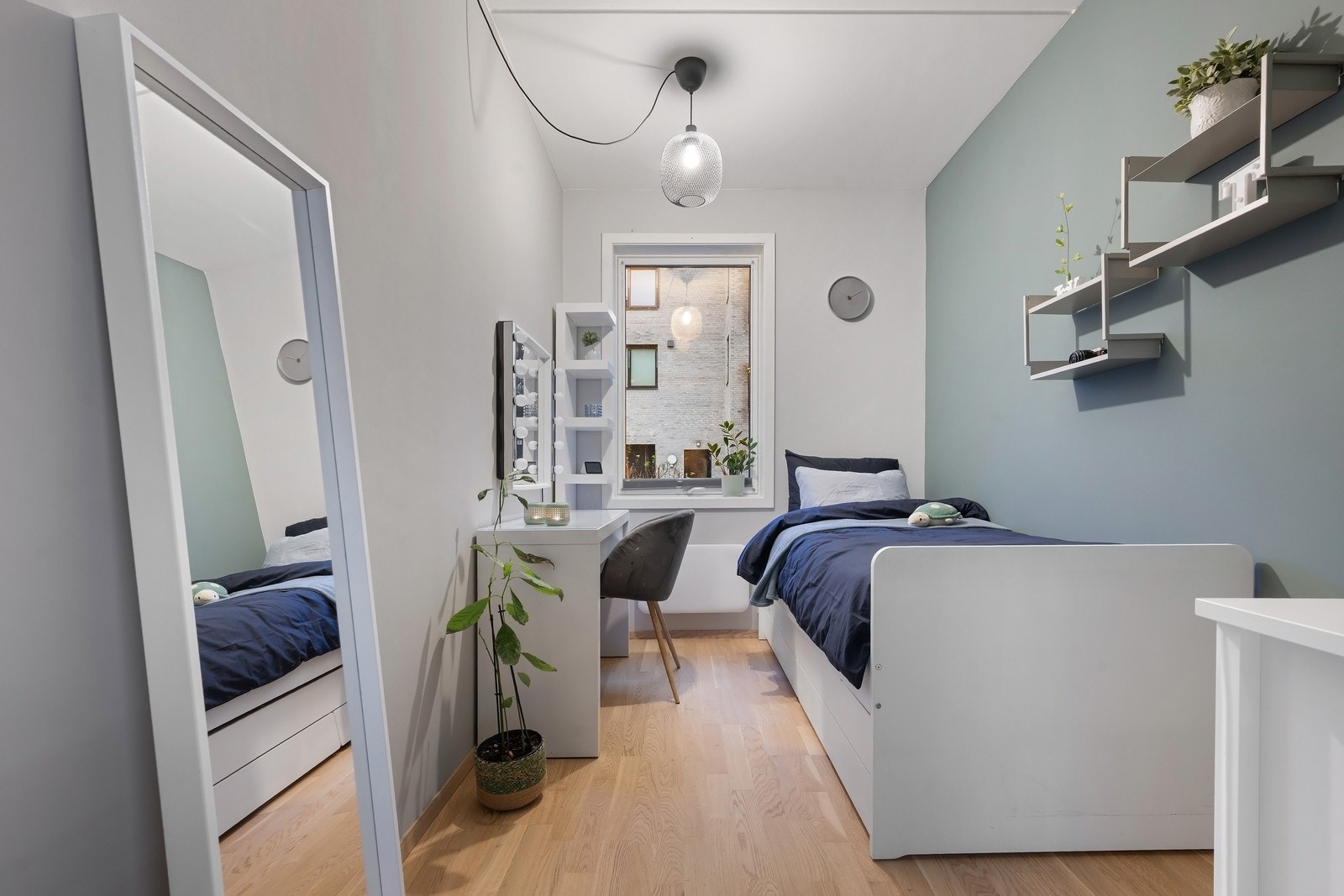 Soverom 2 har eikeparkett og lysmalte vegger. Plass til både seng og kontorplass. Soverom 3 er tilsvarende i størrelse. Galleribilde