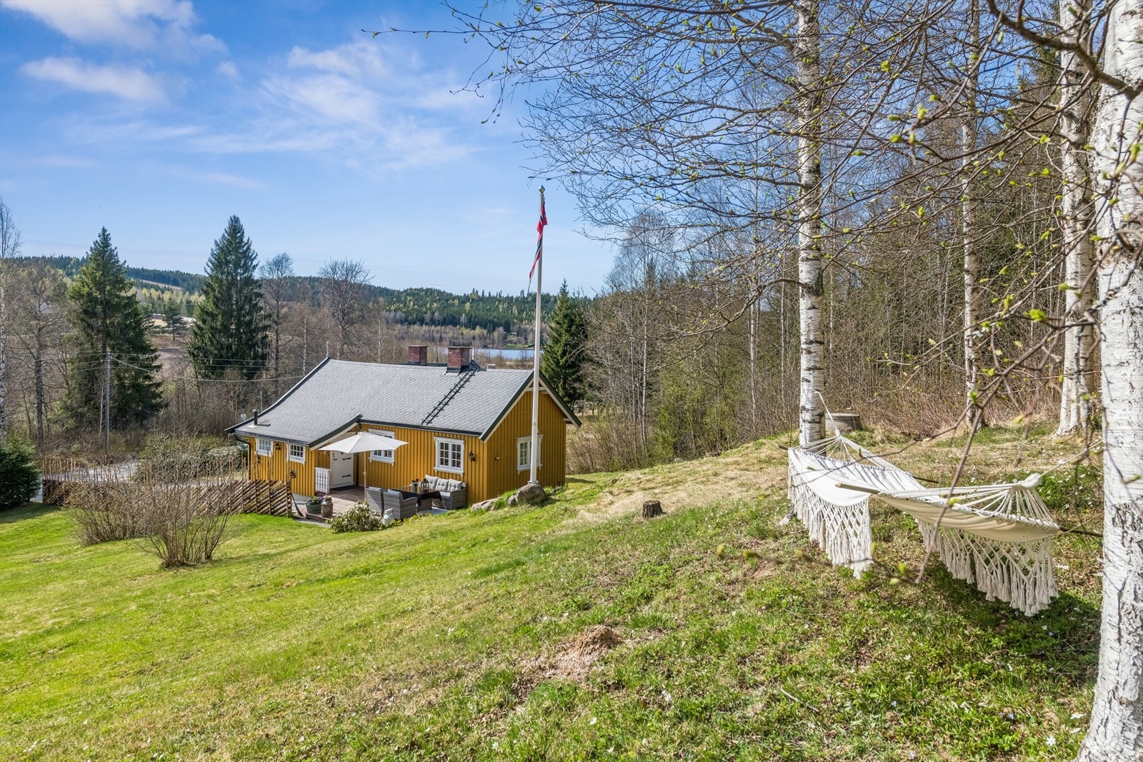 Stor tomt med hyggelig gjerde og, flaggstang og god boltreplass. Galleribilde
