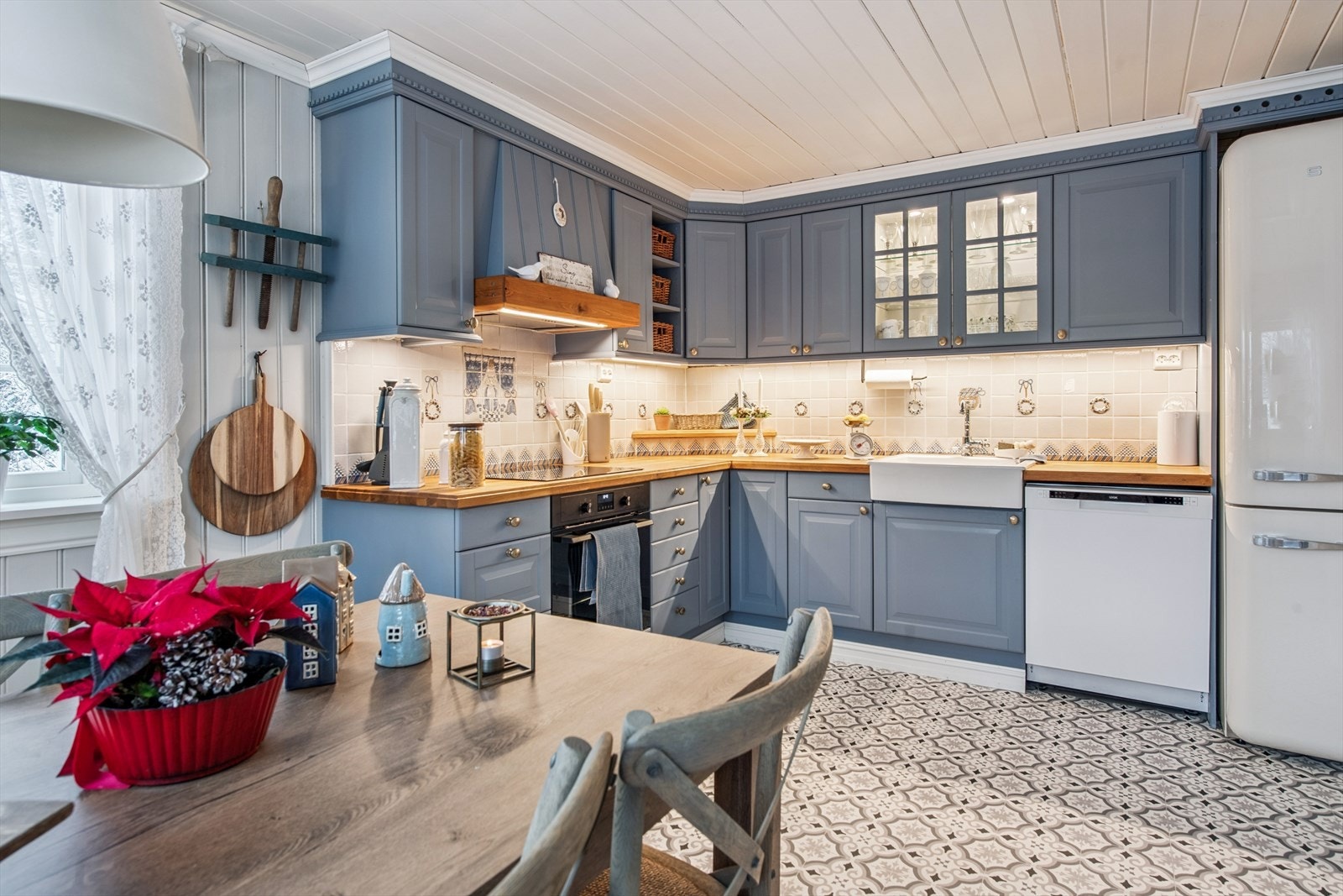Kjøkkenet er holdt i en landlig stil med god plass til spisebord. Galleribilde