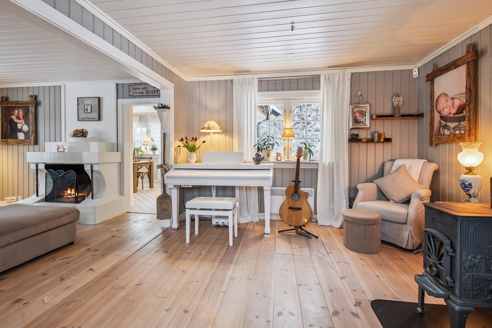 Den andre stuedelen har en vedovn som gir ekstra varme og hygge. Galleribilde