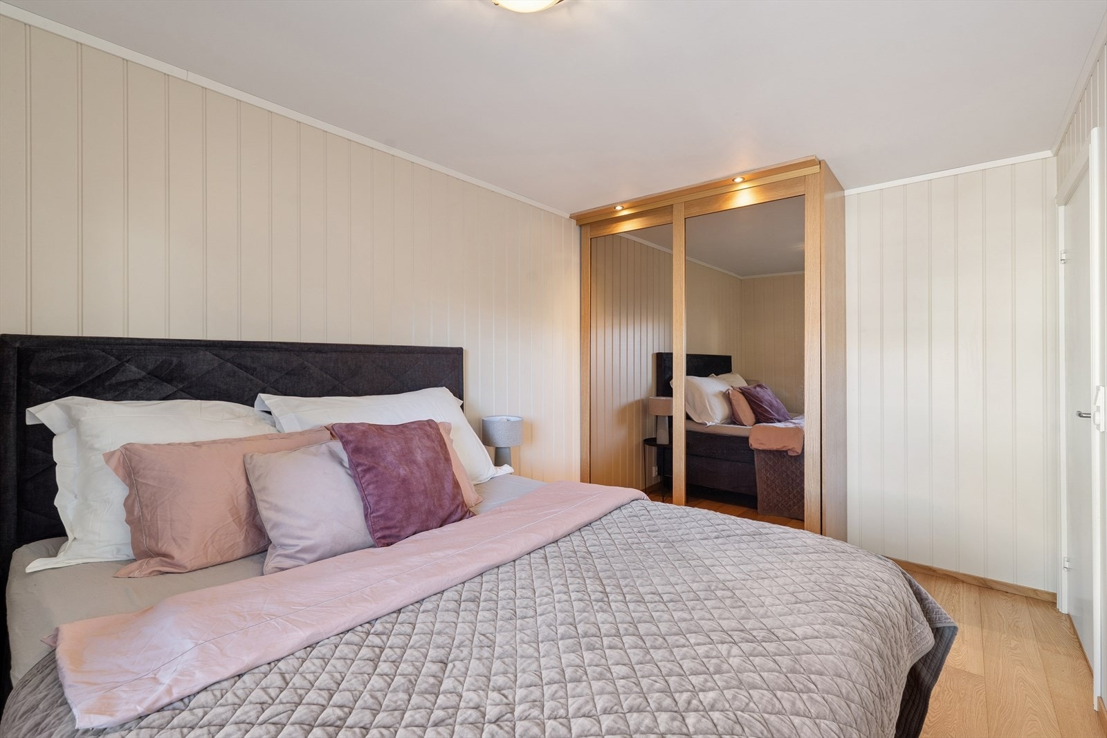 Rikelig av plass for dobbeltseng, nattbord og en god innebygget skyvedørsgarderobe. Galleribilde