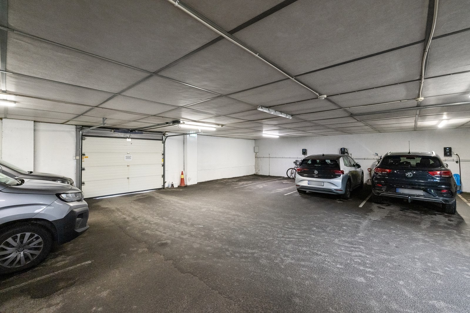 Med leiligheten følger det en parkeringsplass i felles garasjekjeller. Leiligheten har også bod på ca. 5m2 i kjeller. Galleribilde