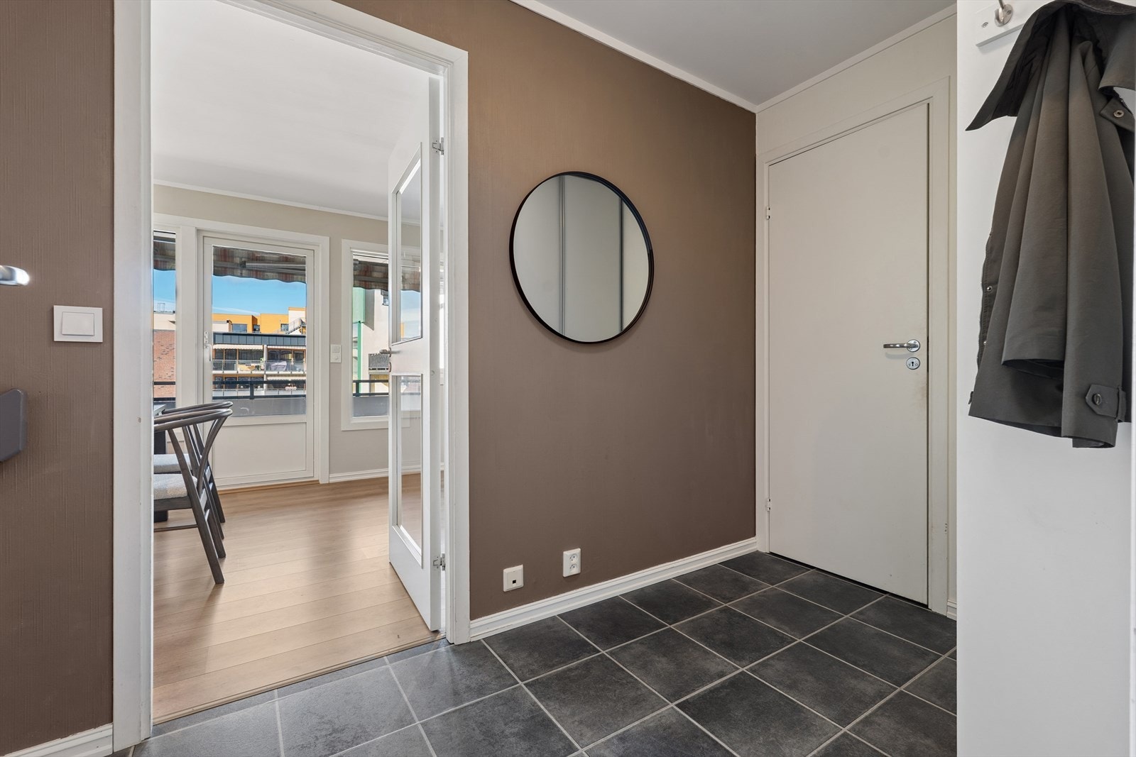 Velkommen inn! Lys og hyggelig entré med plass for garderobe- og opphengsløsninger. Galleribilde