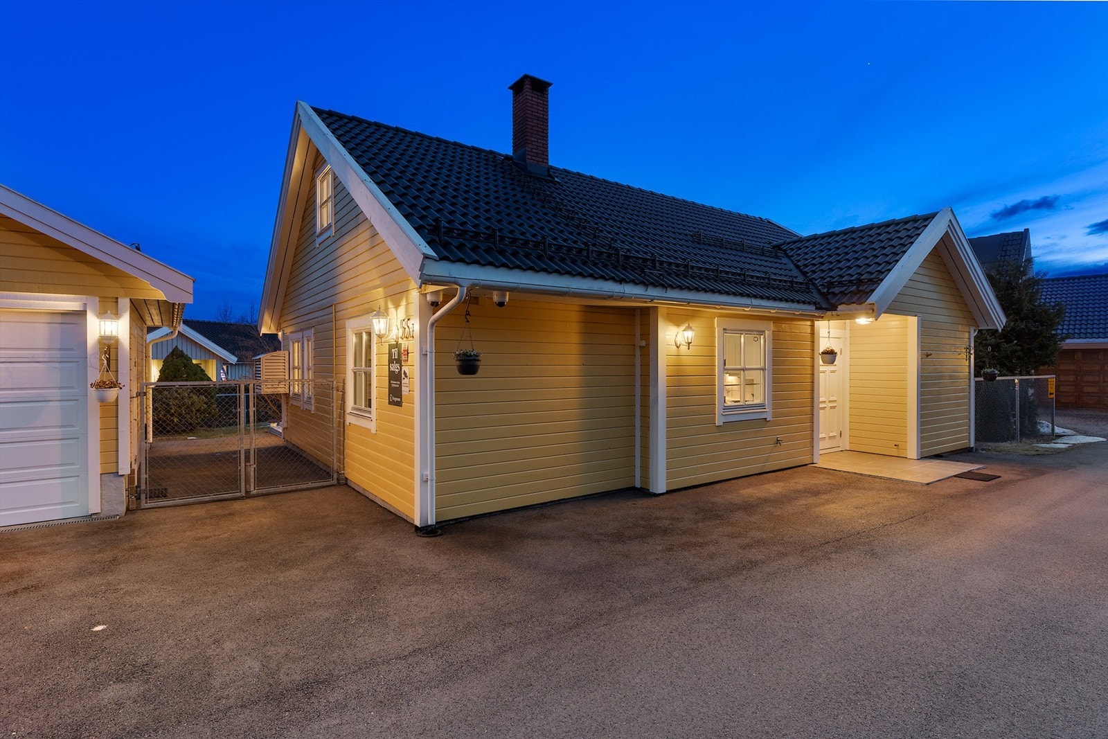 Enebolig med frittstående, dobbel garasje. Solrik hage. Rolig, fin beliggenhet Galleribilde