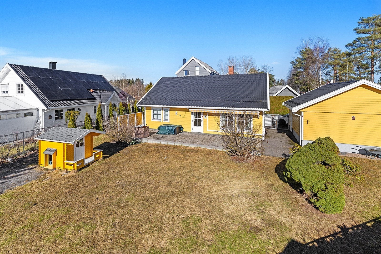 Uteområdet har gode solforhold og er et flott sted for rekreasjon. Galleribilde