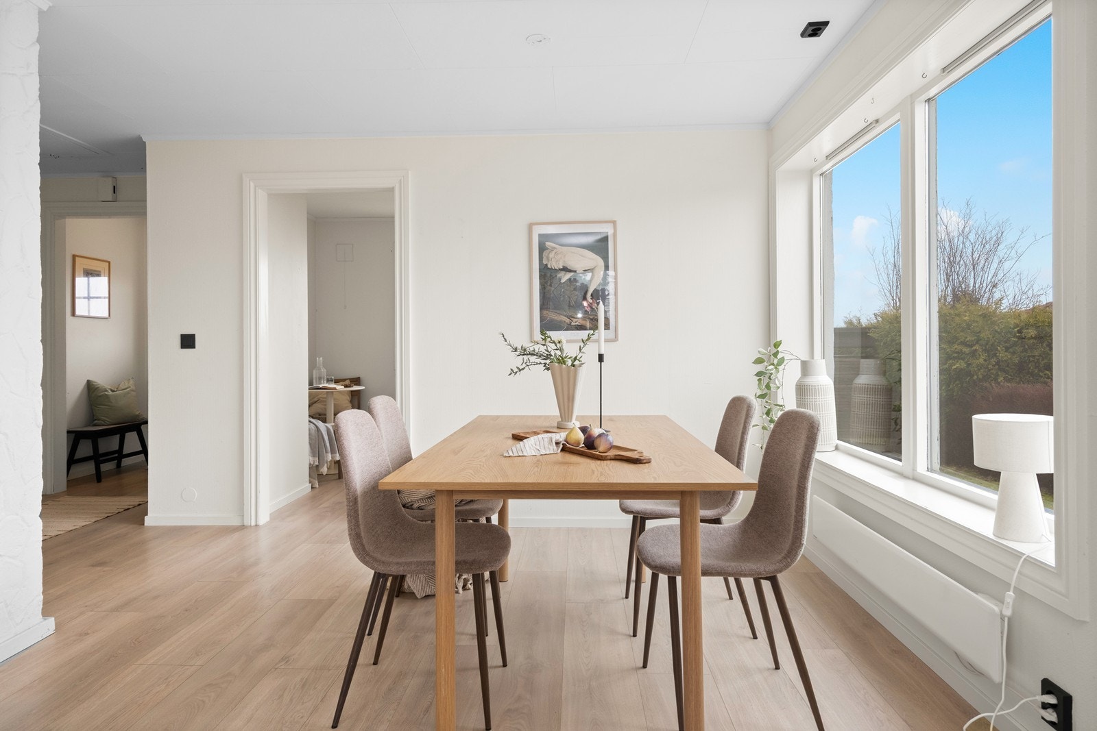 Stuen er romslig og har en åpen løsning etter at en vegg mot et tidligere soverom ble fjernet. Galleribilde