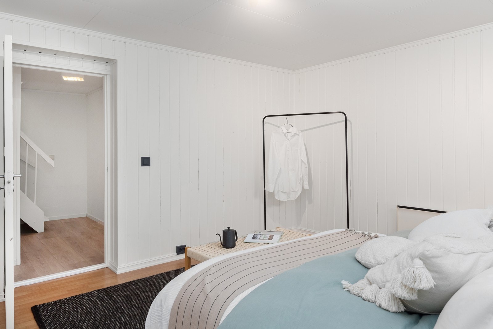 Fra gangen i kjelleren er det trapp opp til hovedetasjen. Galleribilde