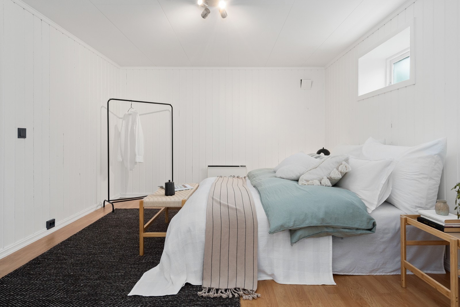 Kjelleren har tre rom med laminatgulv og panel på veggene. Tilfredsstiller ikke kravene til rom for varig opphold. Galleribilde
