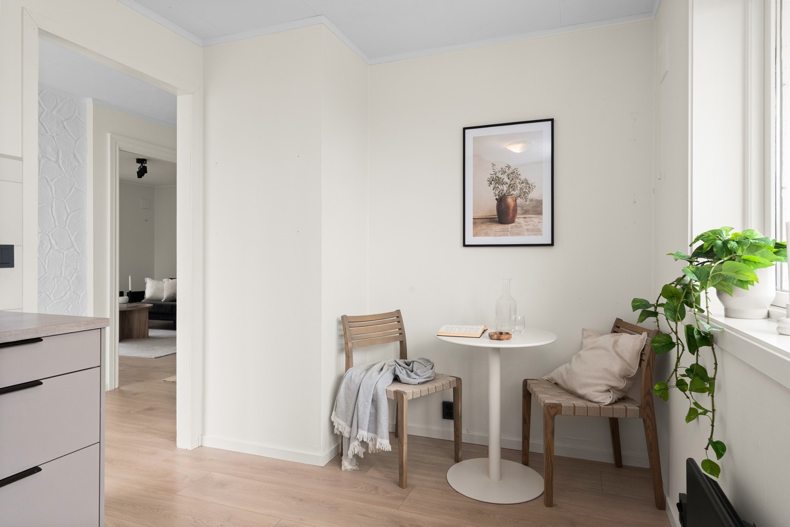En liten spiseplass på kjøkkenet for de raske måltidene. Galleribilde