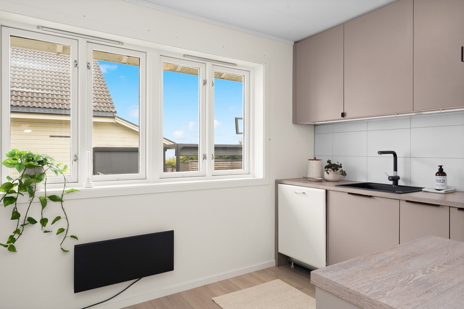 Kjøkkenventilator med avtrekk ut sørger for god utlufting under matlaging. Galleribilde