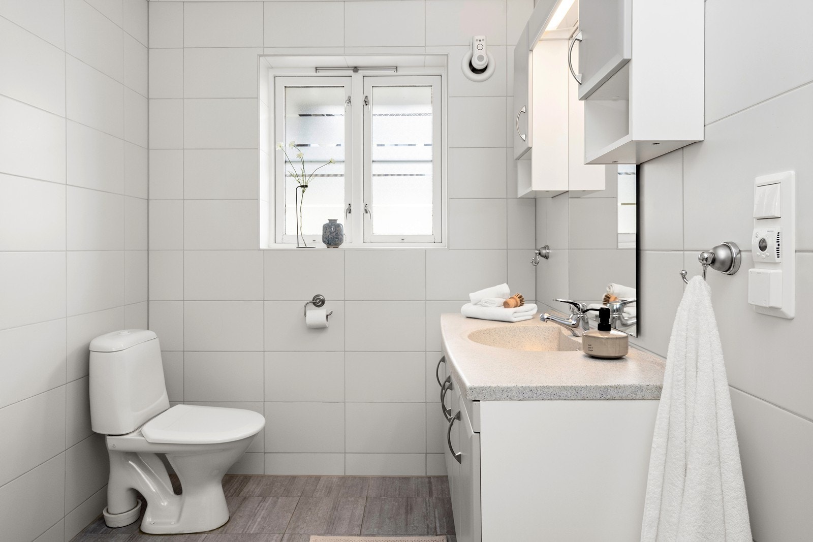 Badet ble oppgradert i 2022 med nye fliser og elektrisk gulvvarme. Galleribilde