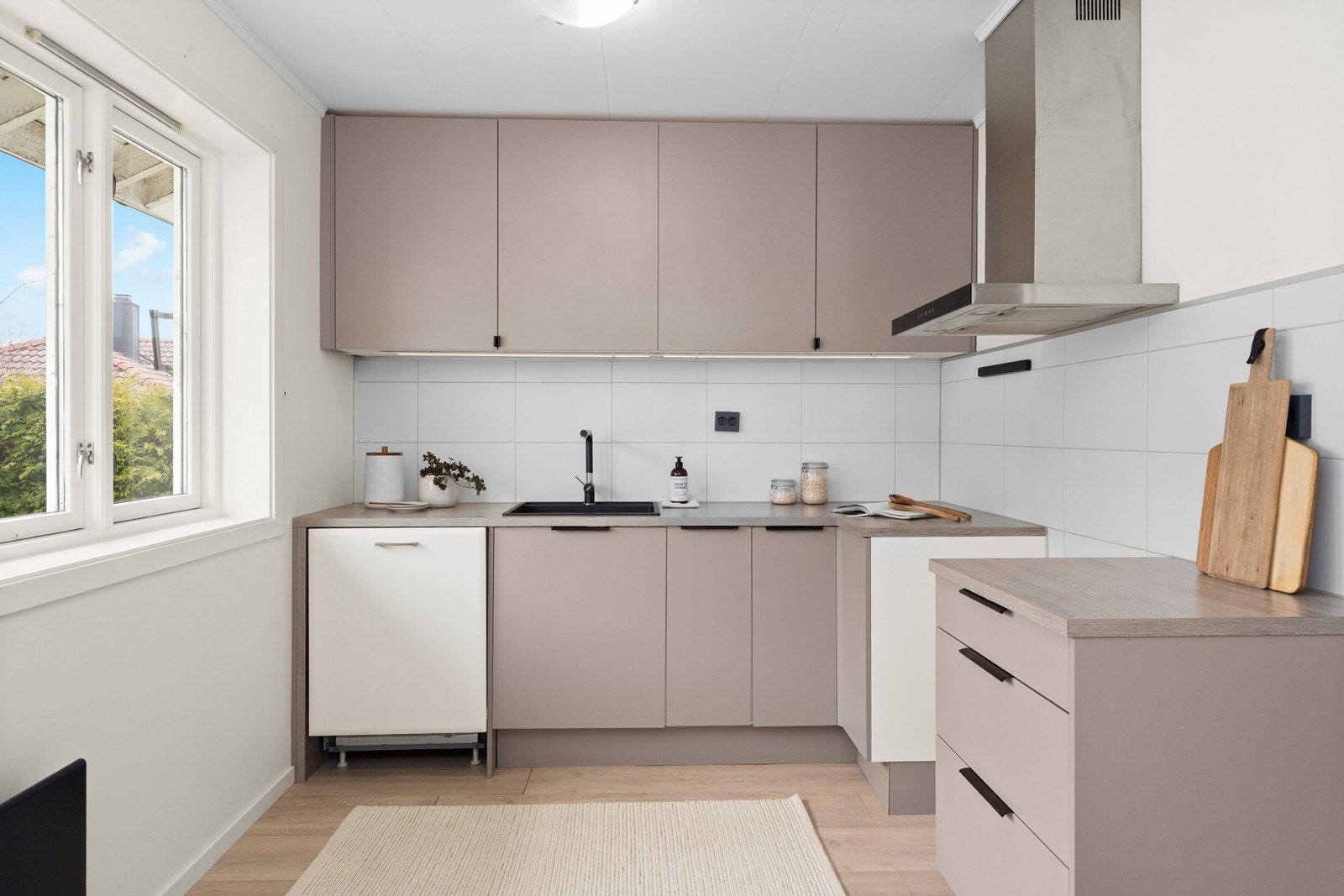 Kjøkkenet ble fornyet i 2022 med moderne innredning med glatte fronter og laminatbenkeplate. Galleribilde