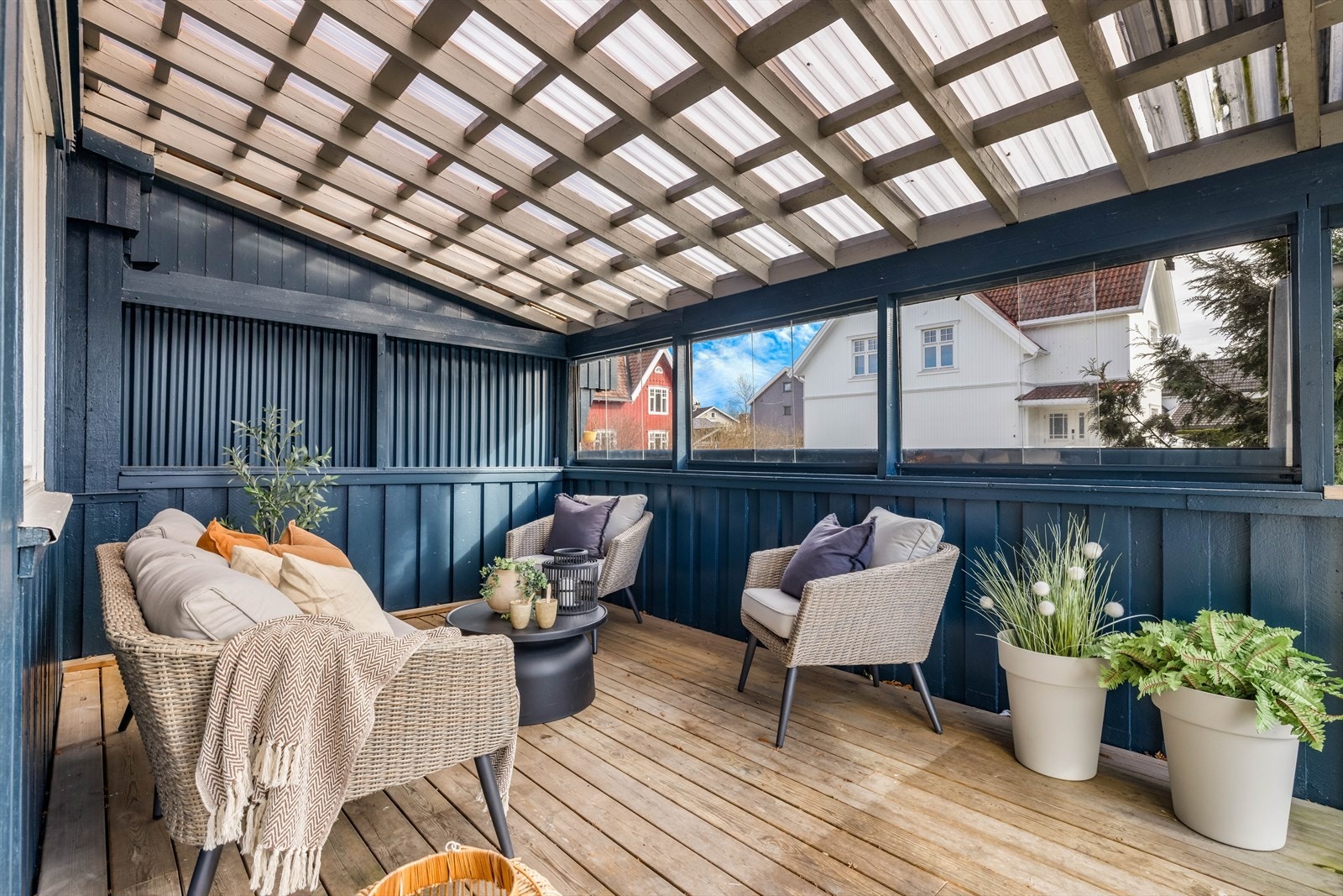 Terrassen er på ca. 18 kvm og har god plass til møblement. Galleribilde