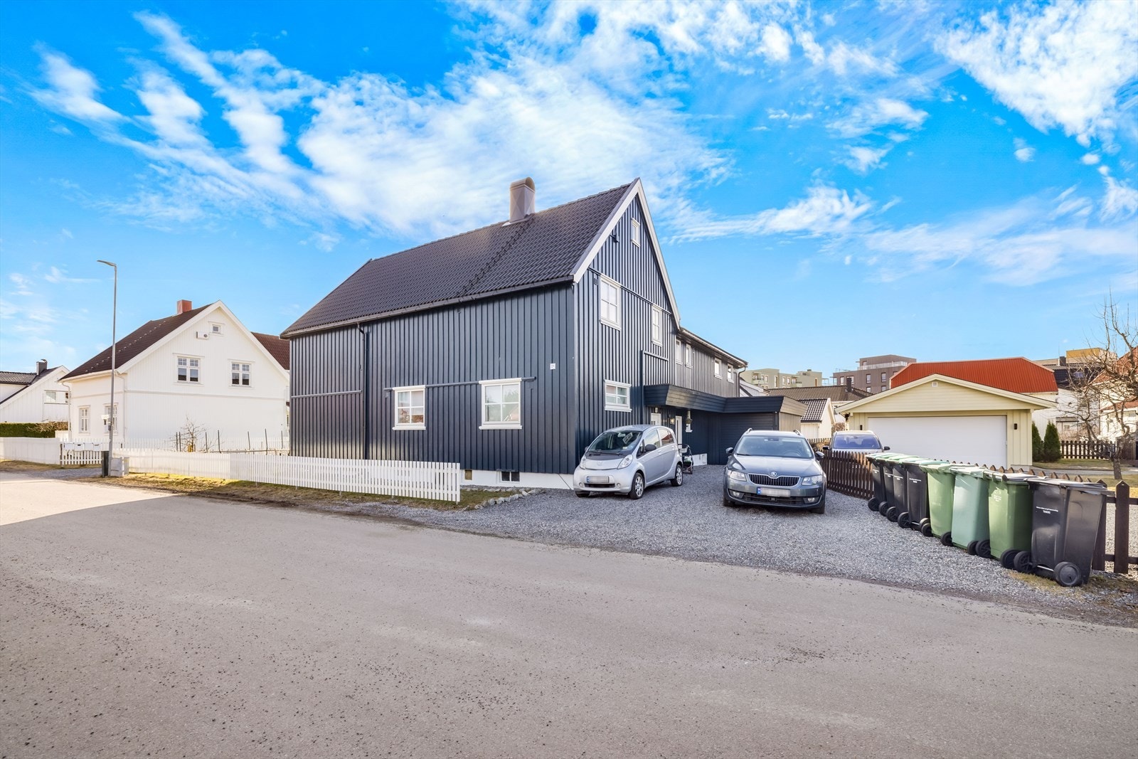 P-plasser på gårdsplass. Galleribilde
