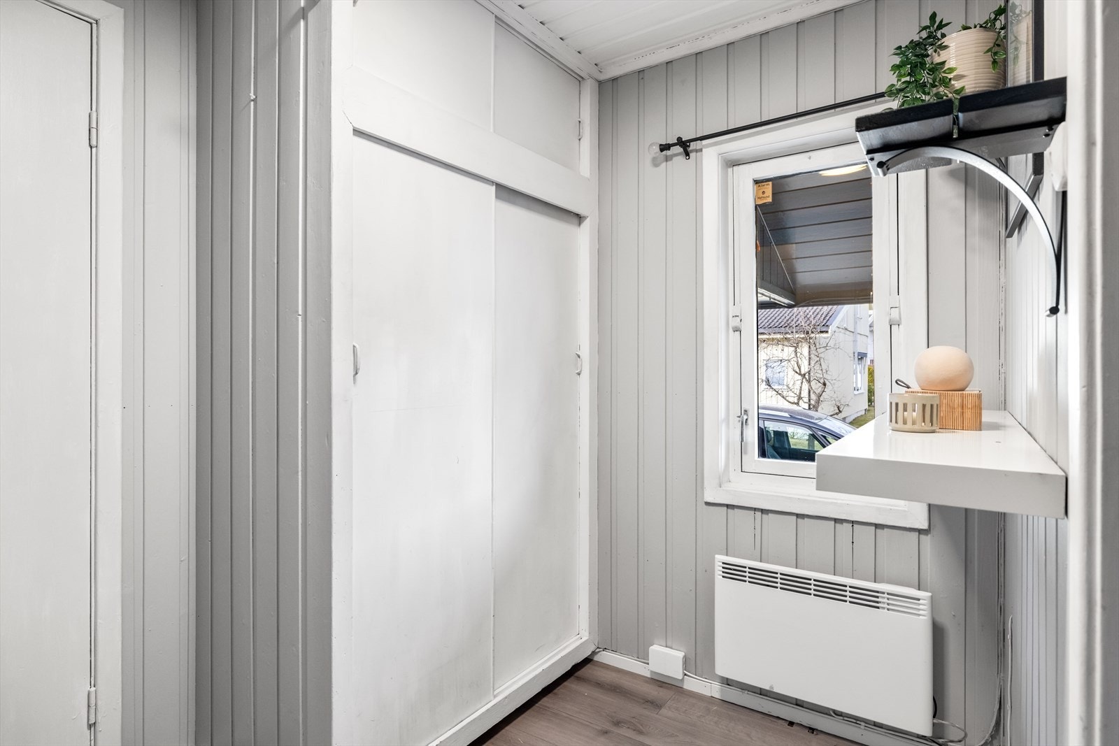 Plassbygd skap i gangen. Galleribilde
