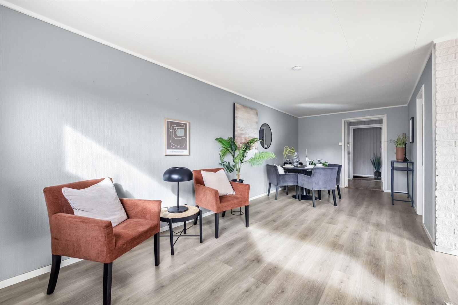 Det er plass til sofagruppe i egen del og spisestue. Galleribilde