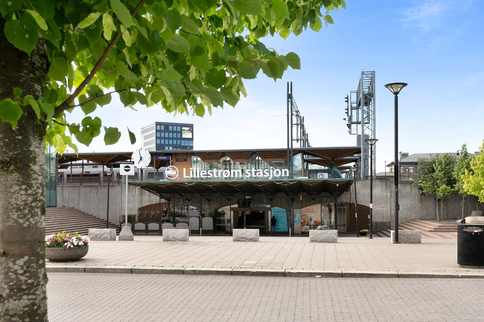 Lillestrøm stasjon ligger innen gangavstand og har hyppige avganger mot Oslo og omegn. Her er det også bussterminal. Galleribilde