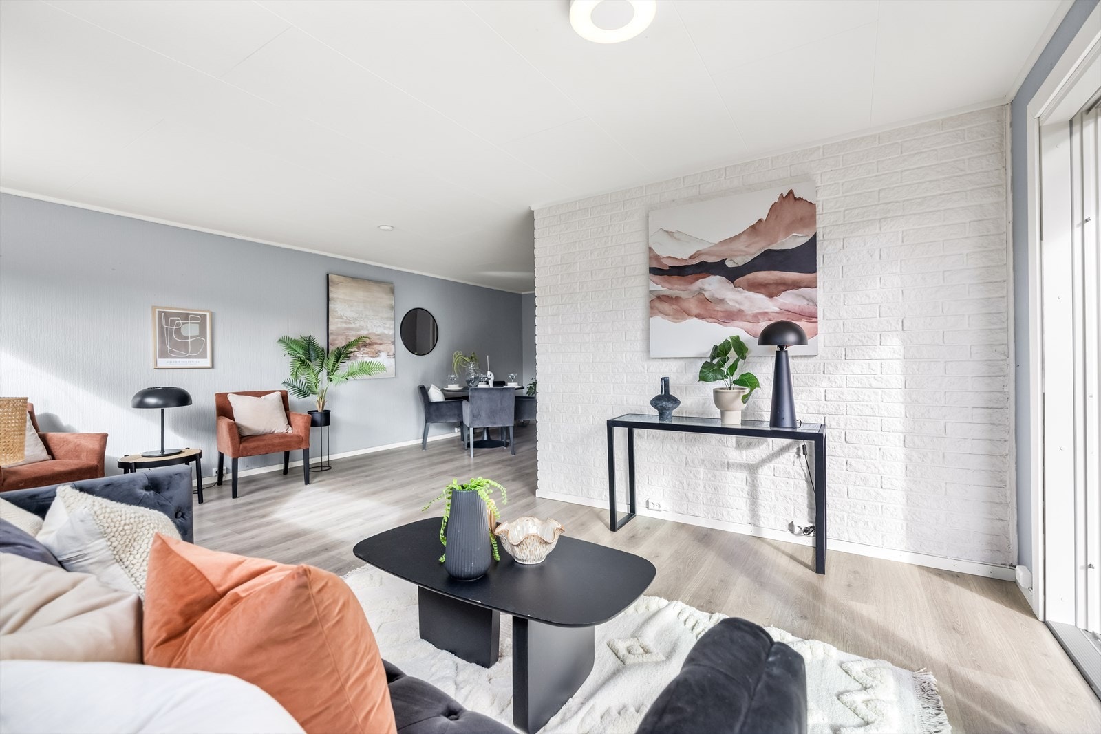 Romslig allrom med lysmalte flater og laminatgulv. Galleribilde