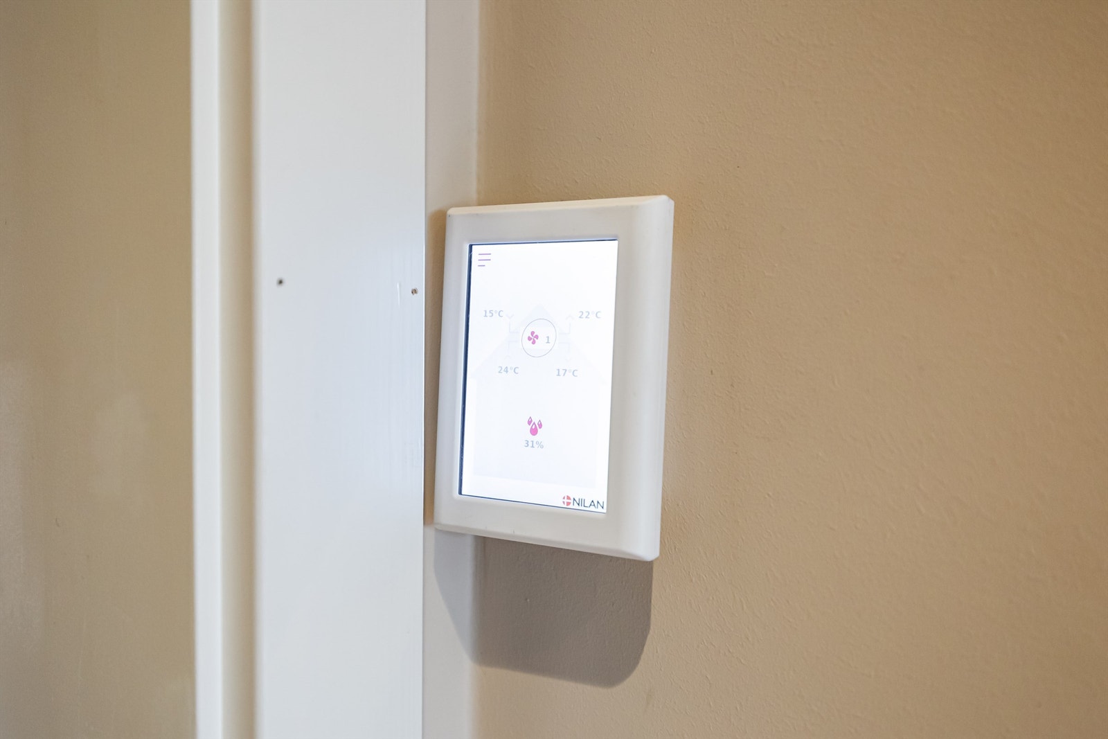 Balansert ventilasjon som styres fra gangen. Sørger for godt tilpasset inneklima året rundt. Galleribilde
