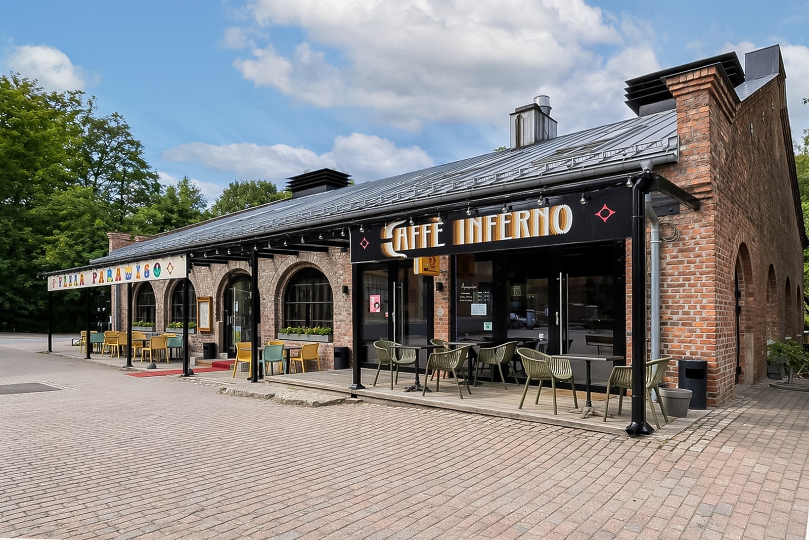 Rett nedenfor leiligheten finner du Lilleborg med restauranter som Villa Paradiso, i tillegg til kulturelle innslag på Det Andre Teateret. Hyggelige markedsdager på Lilleborg Torg hver første lørdag i måneden. Galleribilde