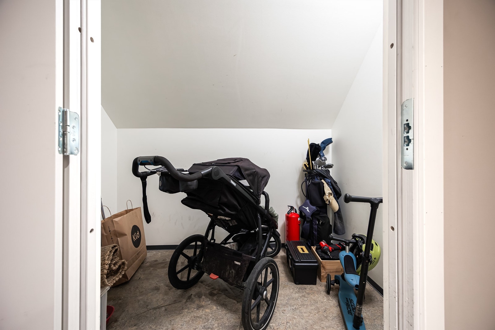 Leiligheten disponerer en tørr praktisk bod på omlag 5kvm i underetasjen. I tillegg er det en praktisk fellesbod rett utenfor inngangsdøren hvor man kan sette sykler eller barnevogner. Også mulighet for noe lagring på loft. Galleribilde