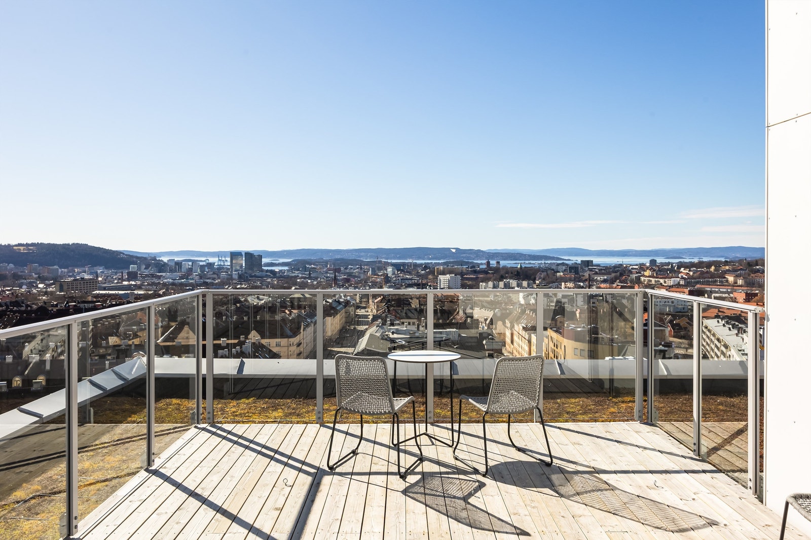 Dette bilder er fra takterassen i høyblokka med spektakulær utsikt over byen. Perfekt for solfylte dager. Galleribilde
