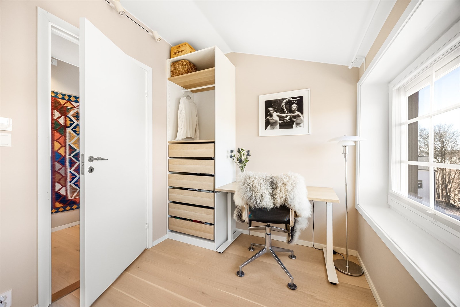 Soverom to passer som gjesterom og kontor eller barnerom. Galleribilde