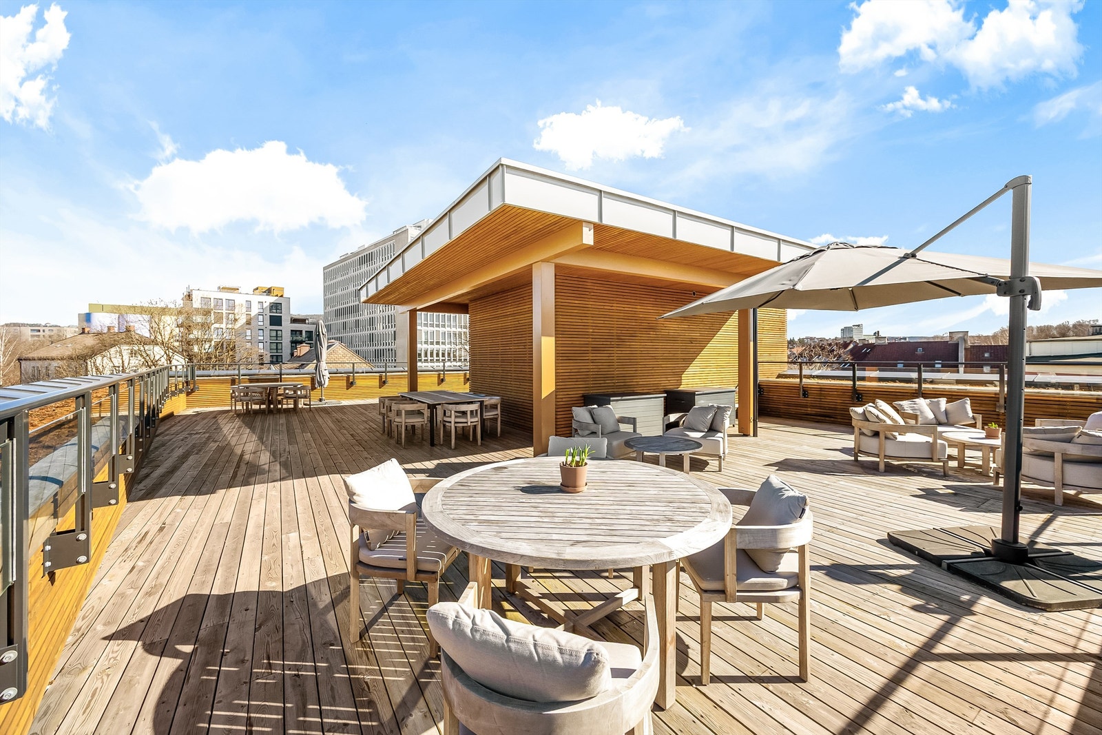 Flere sittegrupper og god plass på takterrassene. Galleribilde