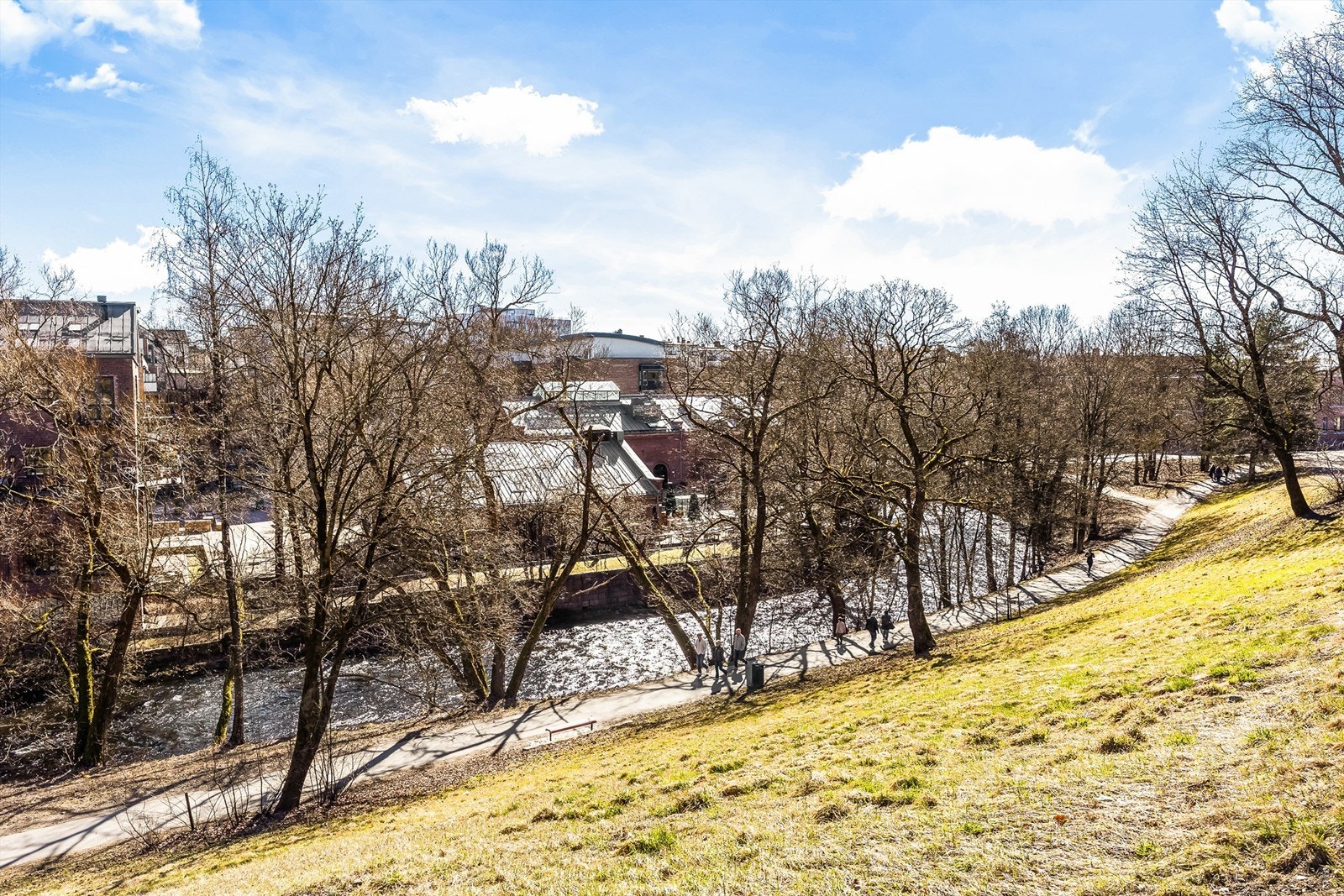 Akerselva rett ved. Galleribilde