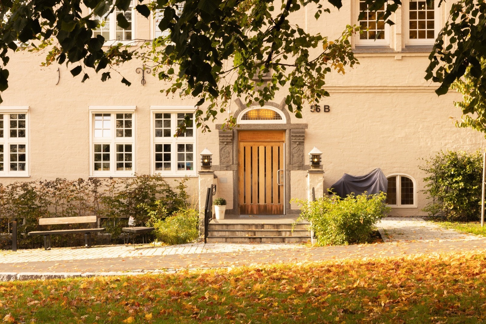 Flott fasade i historisk bygg. Egen park utenfor døren. Barnevennlig og avstengt med bom. Beboere har egen nøkkel for av- og pålessing rett utenfor døren. Galleribilde