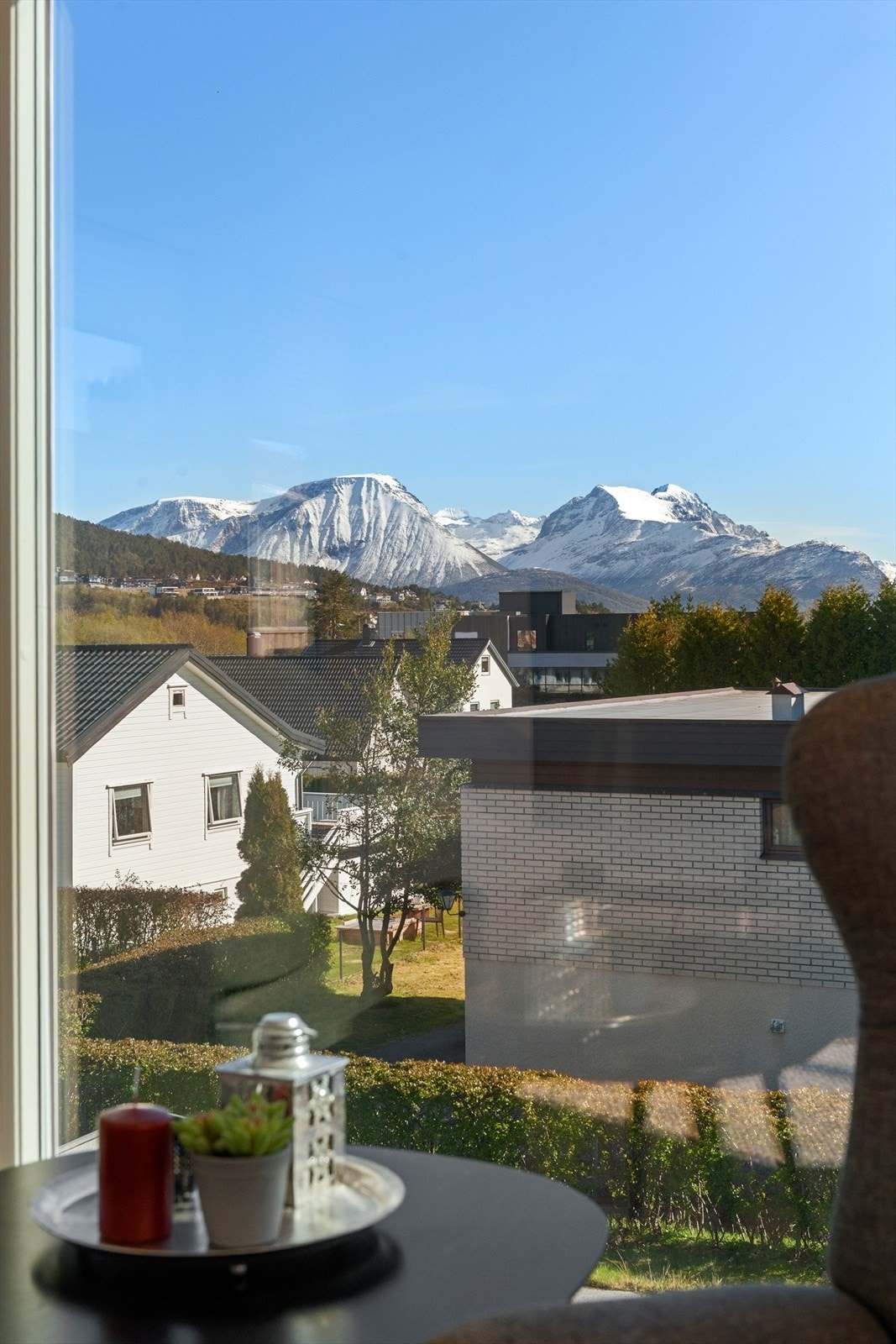 Fantastisk utsikt mot Sunnmørsalpene også fra tv-stuen. Galleribilde
