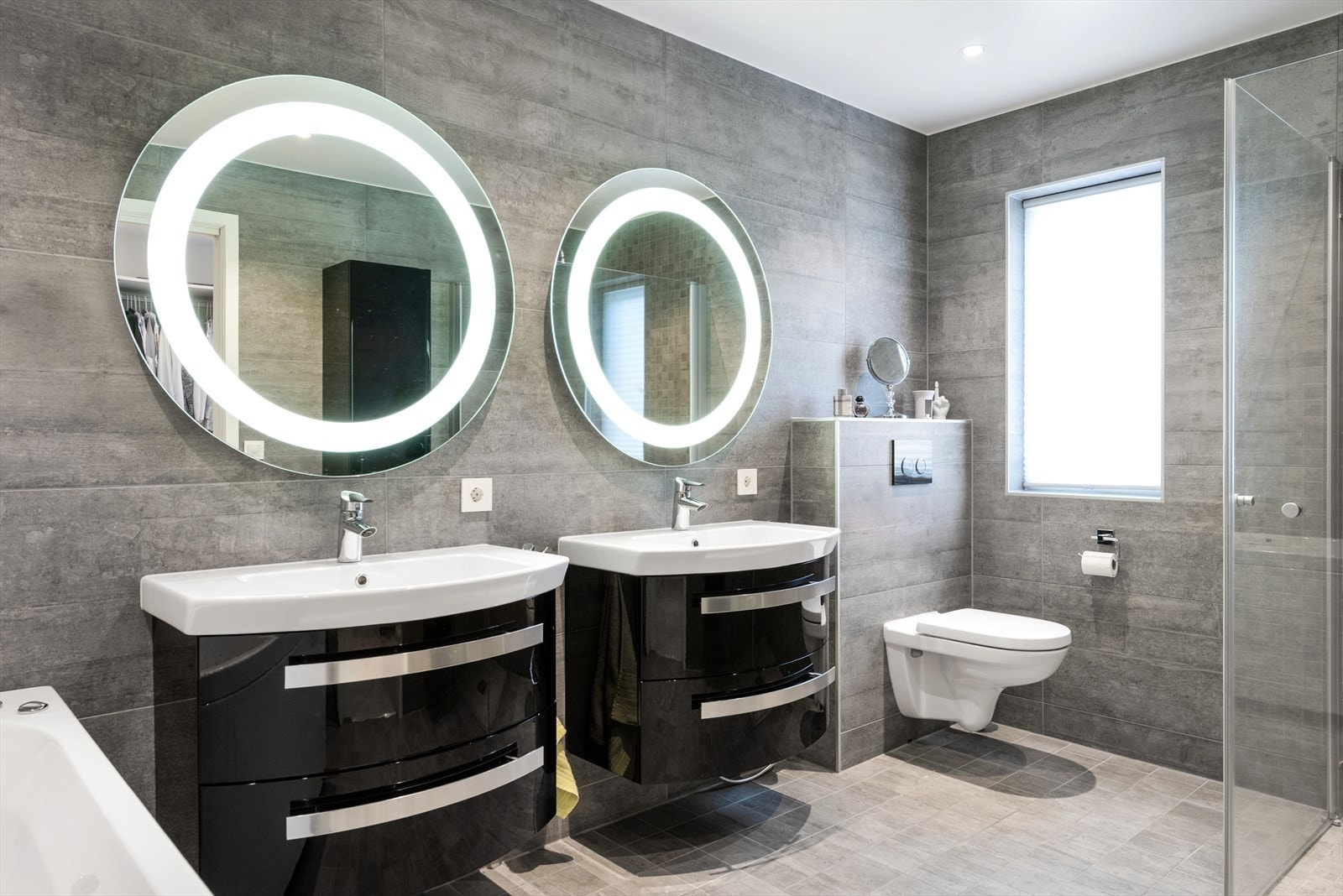 Badet er utstyrt med både boblebad og dusj. Galleribilde
