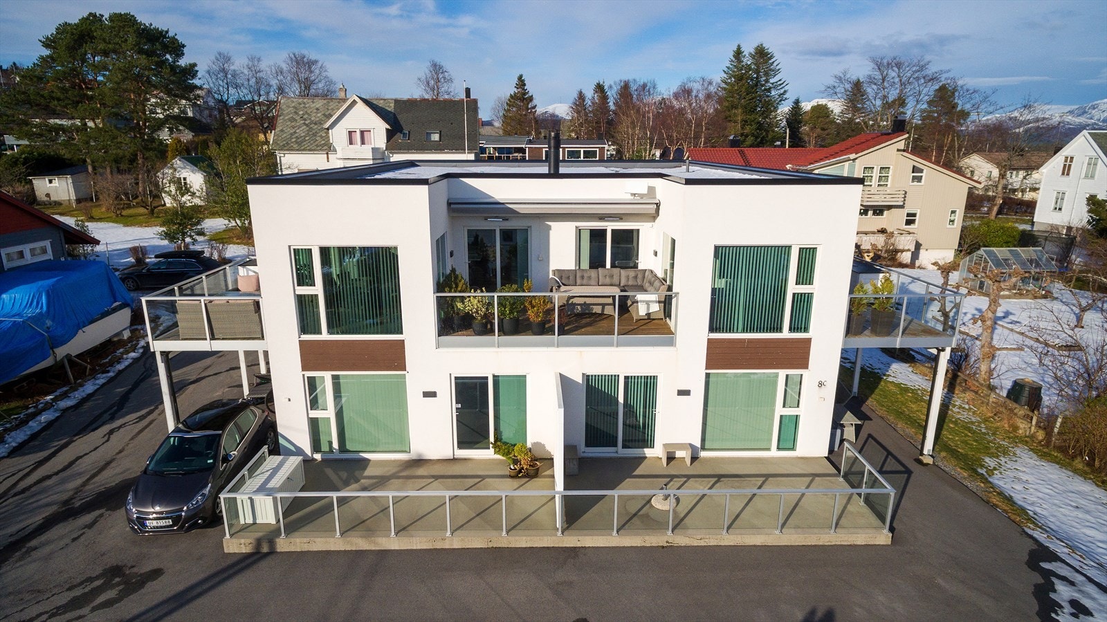 Leiligheten ligger i hele byggets 2. etasje. I 1. etasje har leiligheten inngangsparti, stue og teknisk rom. Galleribilde