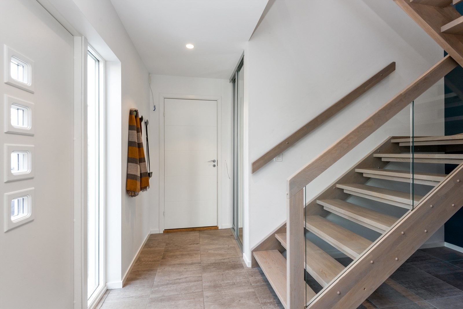Velkommen inn! Hyggelig inngangsparti med garderobeskap, videre tilgang til både kjellerstue og teknisk rom. Galleribilde