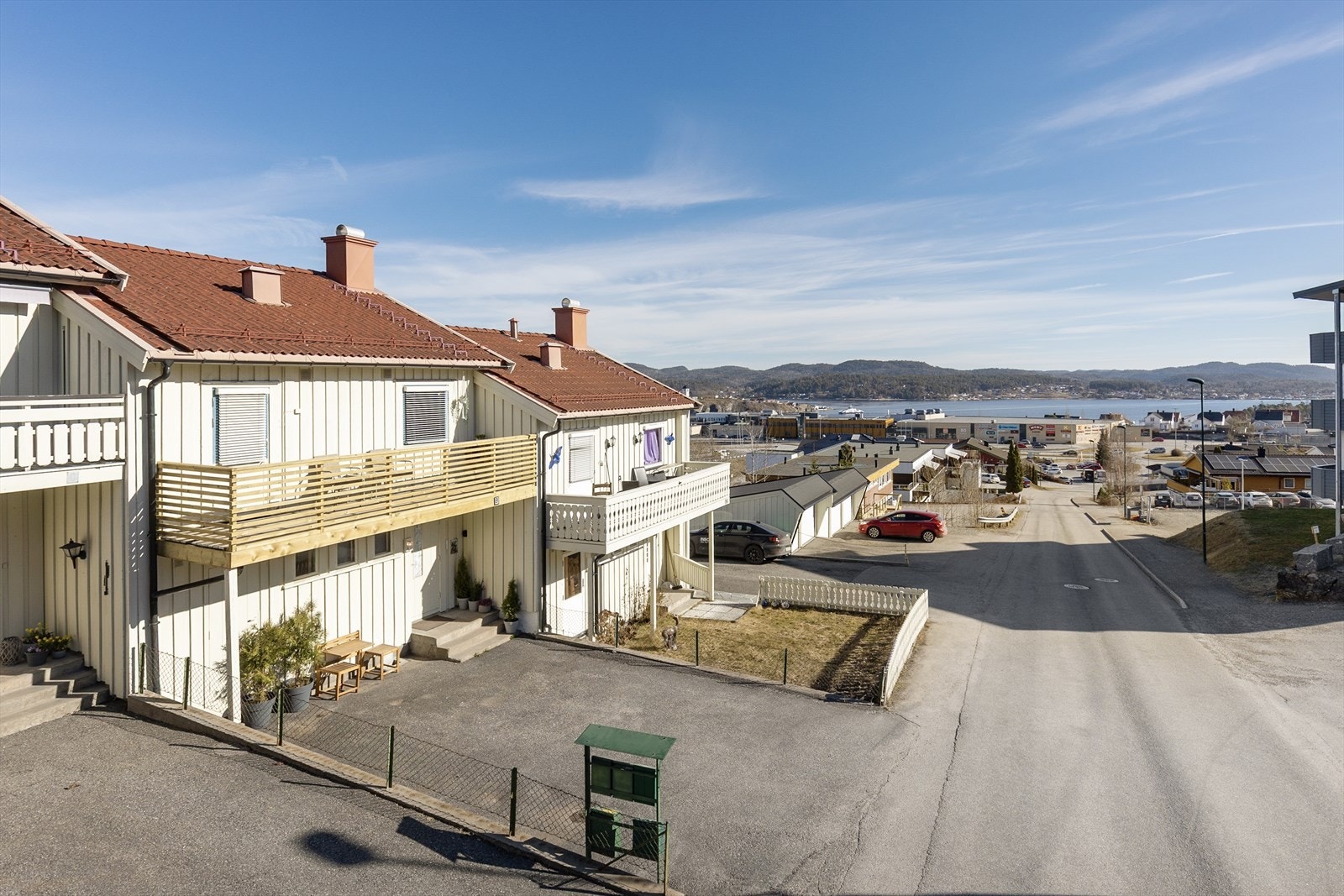 Det er gangavstand til Brotorvet og nærhet til fine turområder i skogen og langs sjøen. Området har ellers nærhet til barnehager, skoler, offentlig kommunikasjon og gode servicetilbud. Galleribilde