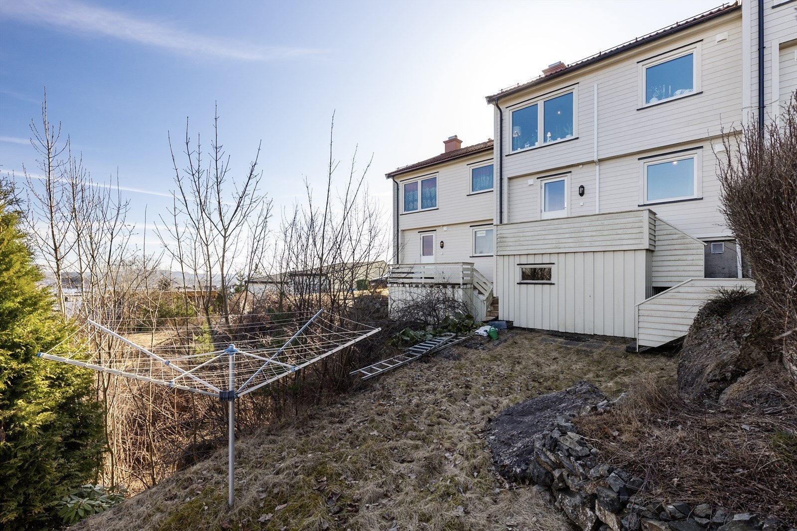 Boligen har kjeller under deler av bygget med bodplass for lagring. Utvendig adkomst til kjeller fra hagen. Galleribilde