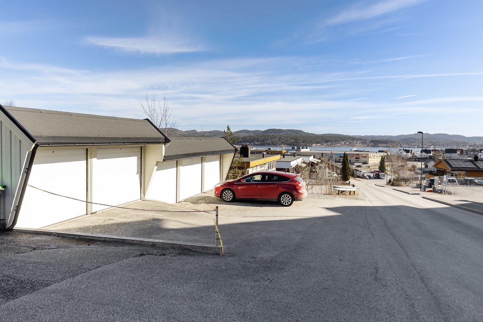 Garasjeplass medfølger. Galleribilde