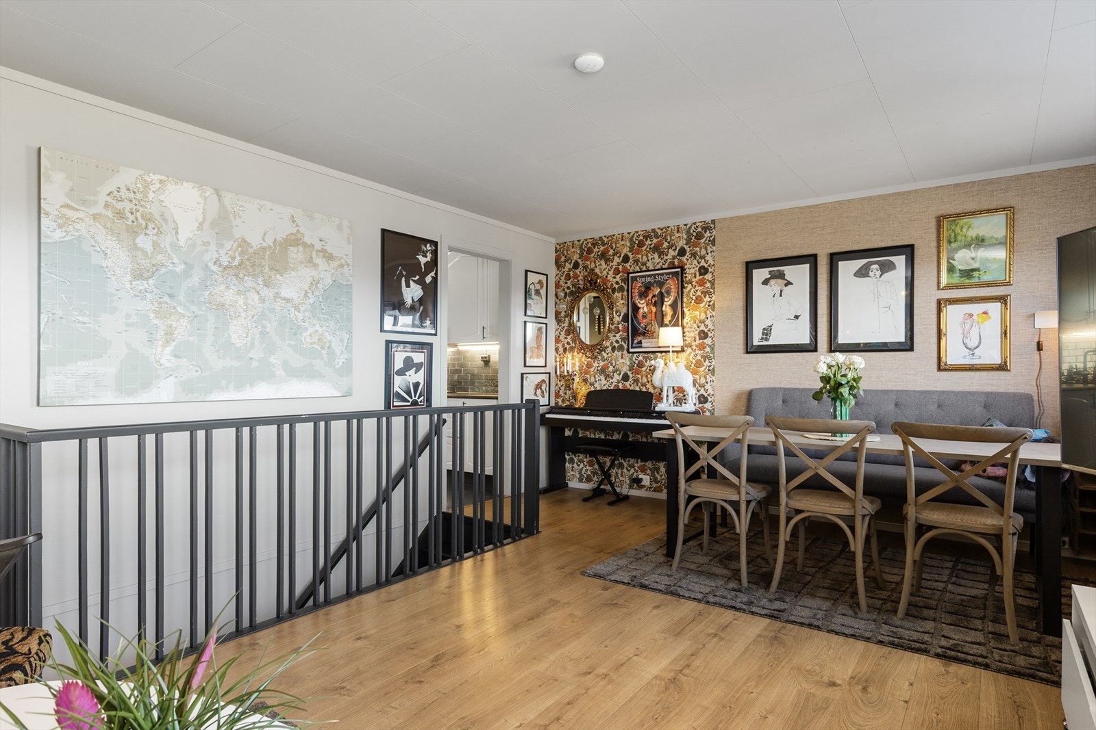 Her er det plass til både spisestue, sofagruppe og annen mindre møblering. Galleribilde