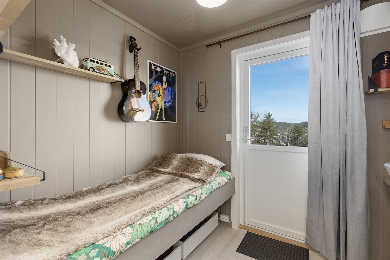Fra soverommet er det utgang til terrasse og hagedel. Galleribilde