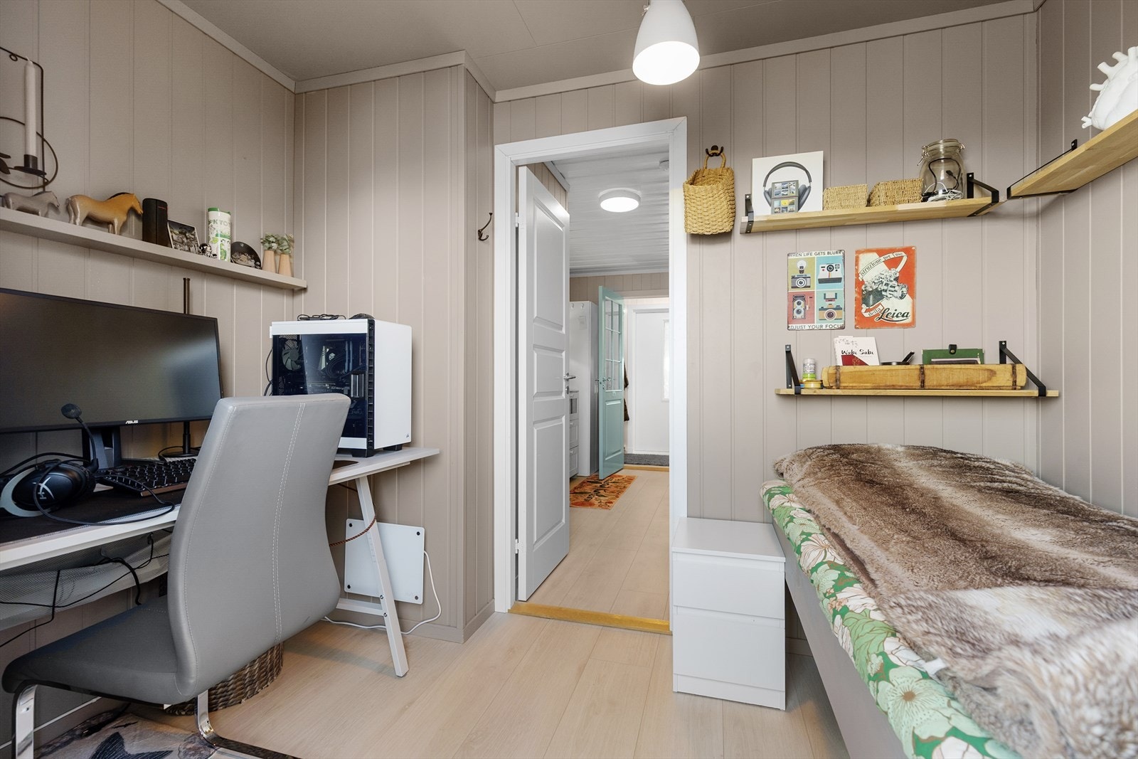 Det andre soverommet har moderne laminatgulv og malte veggoverflater i samme fargepalett som ellers i etasjen. Galleribilde