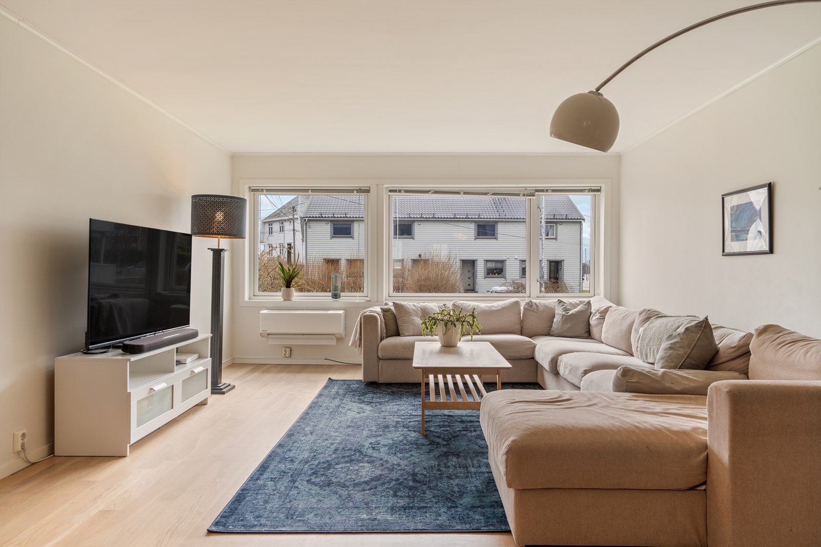 Romslig stue med ulike møbleringsmuligheter. Stuen er per i dag innredet med en stor vinkelsofa og spisebord samt annet diverse møblement. Galleribilde