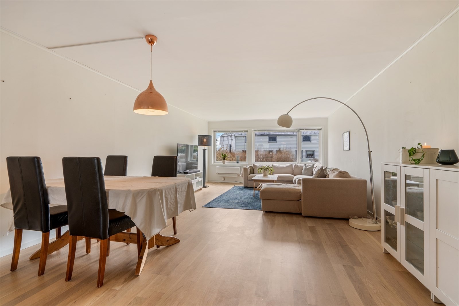 Boligen inneholder stue, kjøkken, 3 soverom og bad, samt romslig kjeller og loft. Vaskerom i kjeller/grovkjeller. Galleribilde
